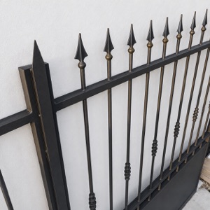 Détail des pointes de lance des portails et portillons acier