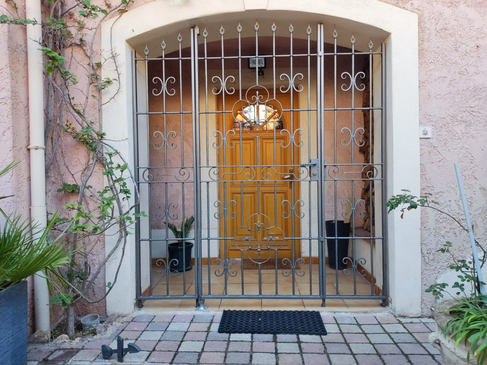 Grille fenêtre de sécurité sur-mesure en acier. Couleur au choix