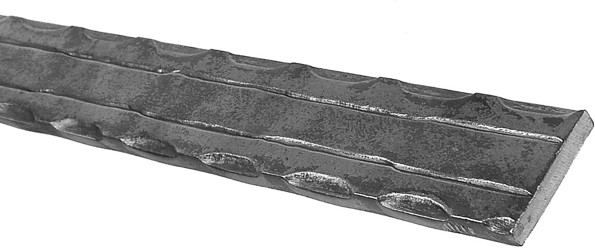 Main courante martelée de 3000mm de long en fer forgé. Largeur de 40mm et épaisseur de 8mm.