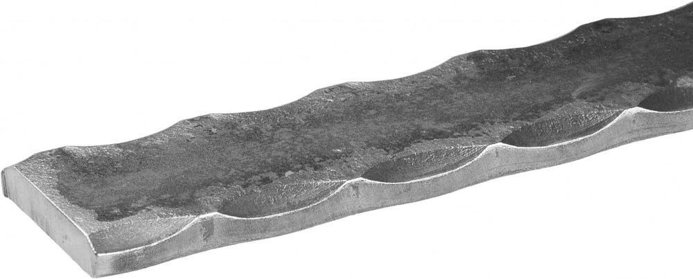 Fer plat en fer forgé martelé sur deux angles d'une longueur de 3000mm en plat de 40mm par 8mm. A souder.