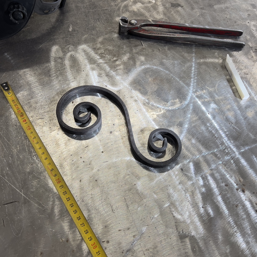 Volute en S inégale finition coupe pointue. Hauteur 210mm largeur 100mm en fer plat de 12x6mm. Fixation par soudure. Permet de décorer votre fabrication en fer forgé, portail, clôture, pergola, mais également permet de renforcer la sécurité, en diminuant le vide entre barreau, ou d'augmenter le soutien. Fourni brut, à peindre ou à vernir pour protéger contre la corrosion.
