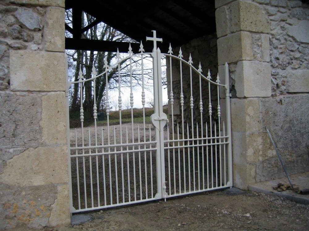 Pointe de lance de 155mm de haut par 72mm de large et avec une base d'un diamètre de 16mm en fer forgé.