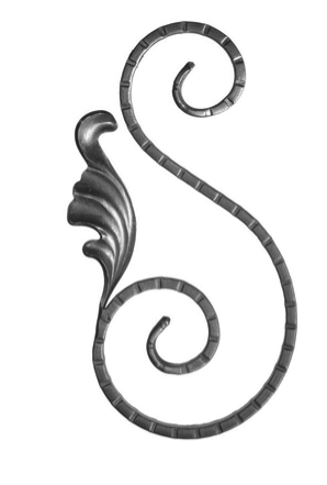 Volute en fer forgé en forme de S inégale. Modèle droite. Hauteur de 230mm et largeur de 120mm en section plate de 14x6mm. Avec une feuille moulée. Les extrémités de la volute sont effilées et rayées et les tranches droite et gauche sont striées sur toute la longueur.