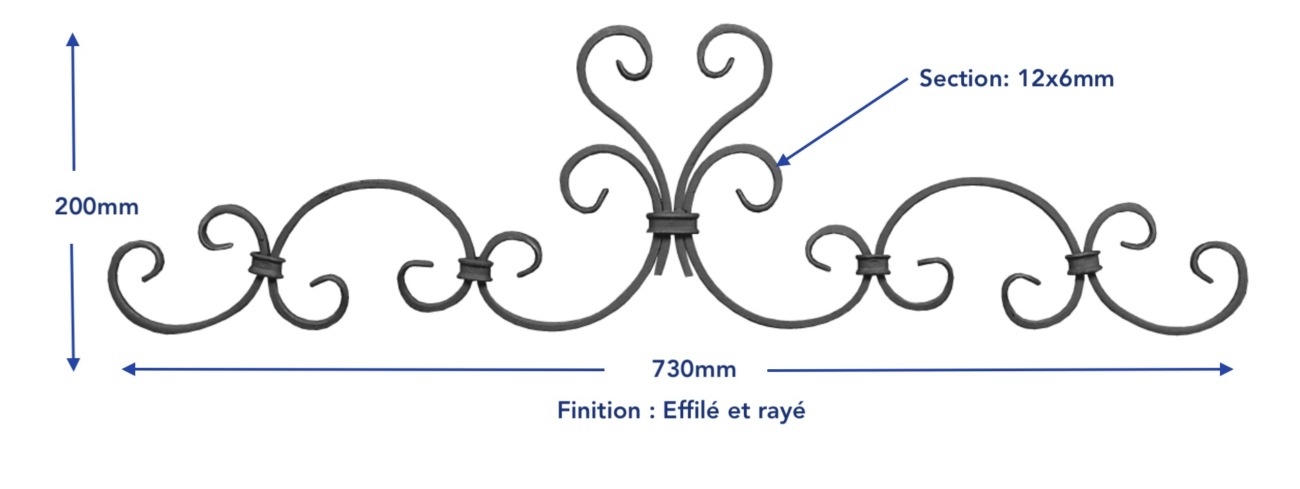 Dessus de portail en fer forgé. 200mm de hauteur par 730mm de long. Section en plat de 12x6mm. Composé de 8 volutes et de forme symétrique. Les extrémités des volutes sont effilées et rayées. Fourni brut, à peindre ou à vernir pour protéger contre la corrosion. Fixation par soudure. Idéal pour ornementer votre portail mais également pour renforcer la sécurité en empêchant les intrusions grâce au sur plus de hauteur de votre fabrication.