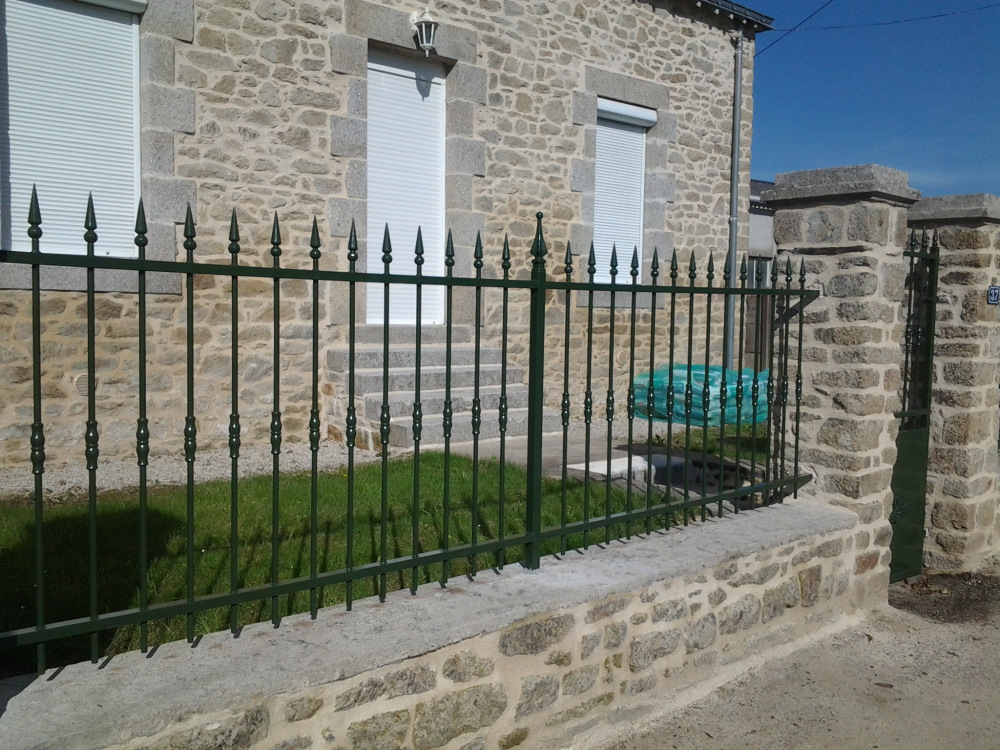 Pointe de lance de 125mm de haut par 30mm de large et avec une base d'un diamètre de 30mm en fer forgé.