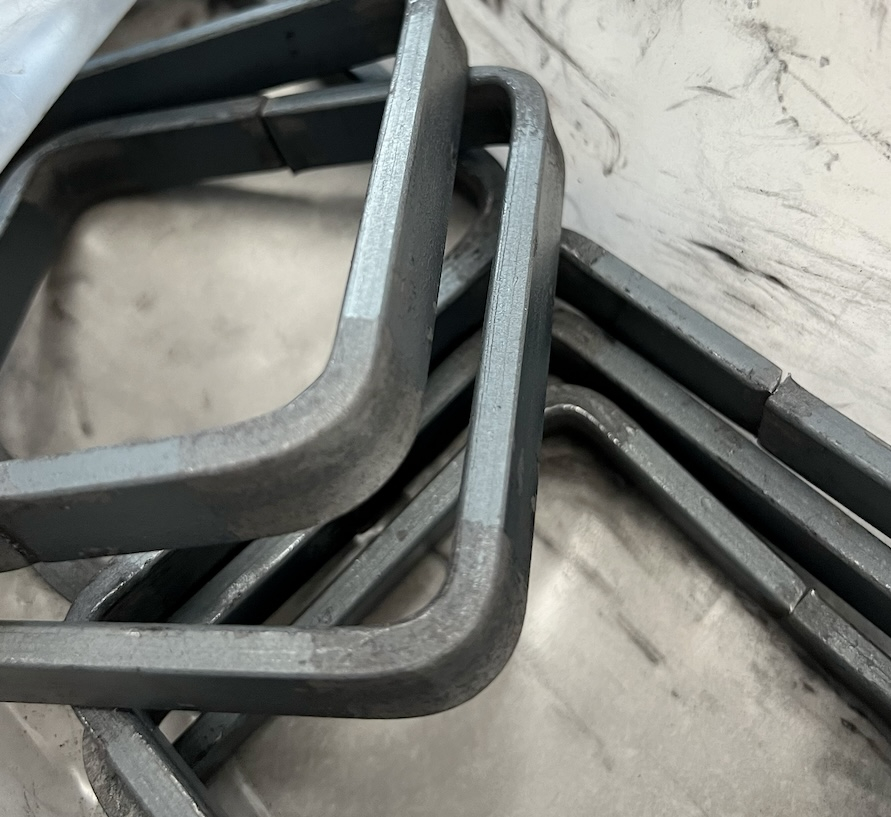 Carré décoratif, en fer forgé. Hauteur 100mm largeur 100mm profilé en fer plat de 14x6mm. Fixation par soudure. Permet de décorer avec un style art moderne votre fabrication en fer forgé, portail, clôture, pergola, mais également permet de renforcer la sécurité, en diminuant le vide entre barreau, ou d'augmenter le soutien. Fourni brut, à peindre ou à vernir pour protéger contre la corrosion.