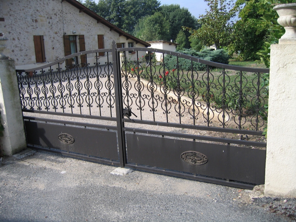 Palmette en fonte à visser de 340mm de haut et 170mm de large. Taraudage M5, état brut prèt à peindre 