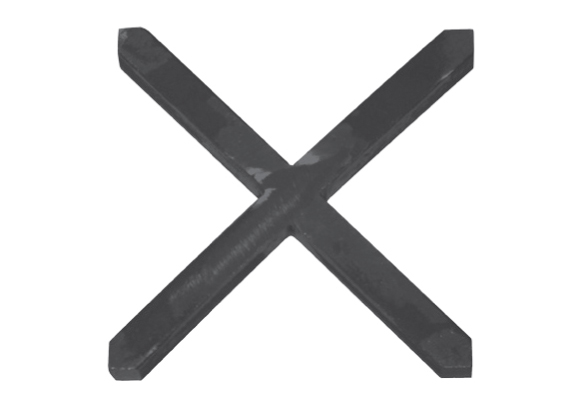 Croix décorative. Hauteur 108mm largeur 108mm, section en carré lisse de 12mm.  Ce décor sera utilisé en guise de frise ou dans votre clôture en ornement entre deux barreaux, par exemple. le bout de chaque branche est en forme de V pour s'adapter parfaitement à votre fabrication. Fixation par soudure. Fourni brut, à peindre ou à vernir avec des produits adaptés qui permettront de la protéger contre la corrosion.