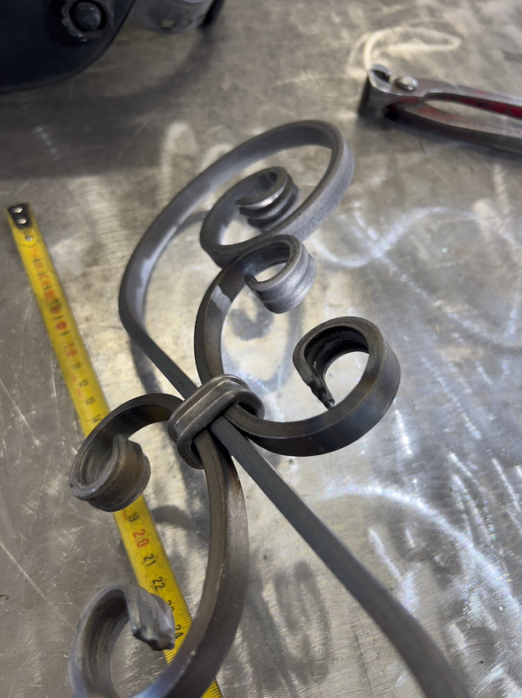 Double volute décorative en forme de S avec extrémités effilées. Hauteur 380mm largeur 135mm, section en fer plat lisse de 12x6mm.  Ce décor trouvera sa place dans votre portail ou dans votre garde-corps, par exemple. Fixation par soudure. Fourni brut, à peindre ou à vernir avec des produits adaptés qui permettront de la protéger contre la corrosion.