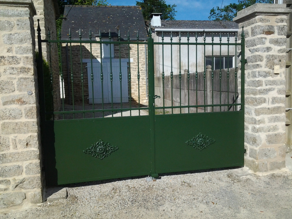 Palmette en fonte à visser de 400mm de haut et 200mm de large. Taraudage M6, état brut prèt à peindre 