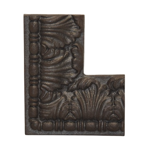 Décor d'angle avec moulure, pour cadre de tôle de portail. Longueur 110 mm x 90 mm section en profil de 50mm épaisseur 15mm. En fonte, fournit brut à peindre ou à vernir pour protéger contre la corrosion. Fixation par soudure ou à visser (vis non fournie). À compléter par la longueur de décor référence 03320. Cet élément donnera du charme à votre portail.