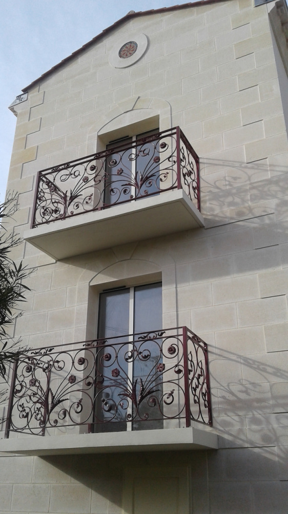 Panneau composé de fleurs et de feuilles. Modèle coté gauche. Hauteur de 880mm et largeur de 580mm. En fer plein d'un diamètre de 12mm. Généralement utilisé pour la décoration de grilles, portails, garde-corps ou rampes d'escalier.