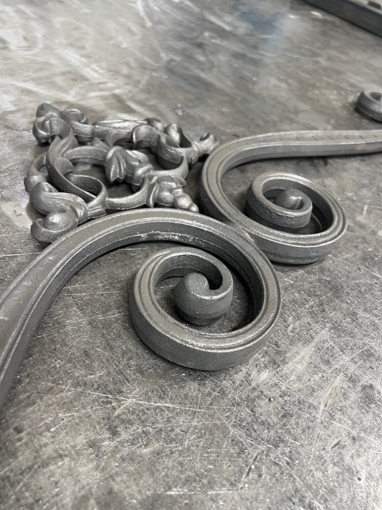 Frise en fonte pour garde corps double face. Hauteur 260mm et Largeur 840mm. Ce panneau décoratif sera présenté à l'horizontale, son utilisation est multiple: balcon, terrasse, fenêtre, portail... Il apportera un certain cachet et du charme à votre fabrication. Fourni brute, à peindre ou à vernir. La fonte est reconnue pour sa solidité, sa durabilité et sa résistance à la corrosion.