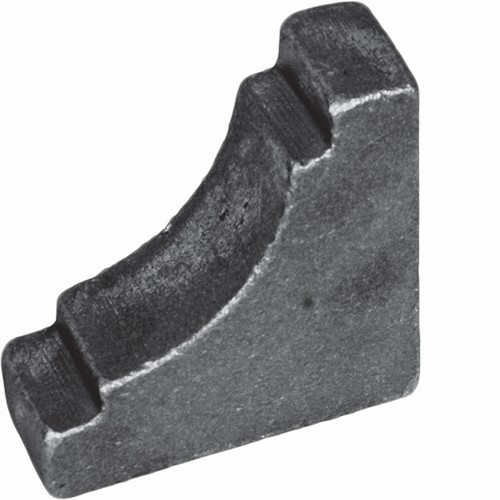 Equerre moulurée d'angle en fer forgé. Hauteur 65mm Largeur 65mm épaisseur 30mm, compatible avec des tubes carré ou rectangle de largeur 30mm. Permet de renforcer les angles de structures métalliques comme un portail en fer forgé, ou une grille en fer forgé ou peut être installé simplement pour décorer, cela donne du charme à votre fabrication. Fourni brut, à peindre ou à vernir pour protéger contre la corrosion.