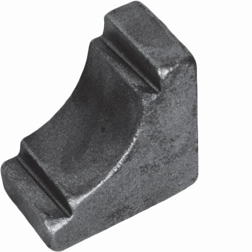 Equerre moulurée d'angle en fer forgé. Hauteur 65mm Largeur 65mm épaisseur 50mm, compatible avec des tubes carré ou rectangle de largeur 50mm. Permet de renforcer les angles de structures métalliques comme un portail en fer forgé, ou une grille en fer forgé ou peut être installé simplement pour décorer, cela donne du charme à votre fabrication. Fourni brut, à peindre ou à vernir pour protéger contre la corrosion.