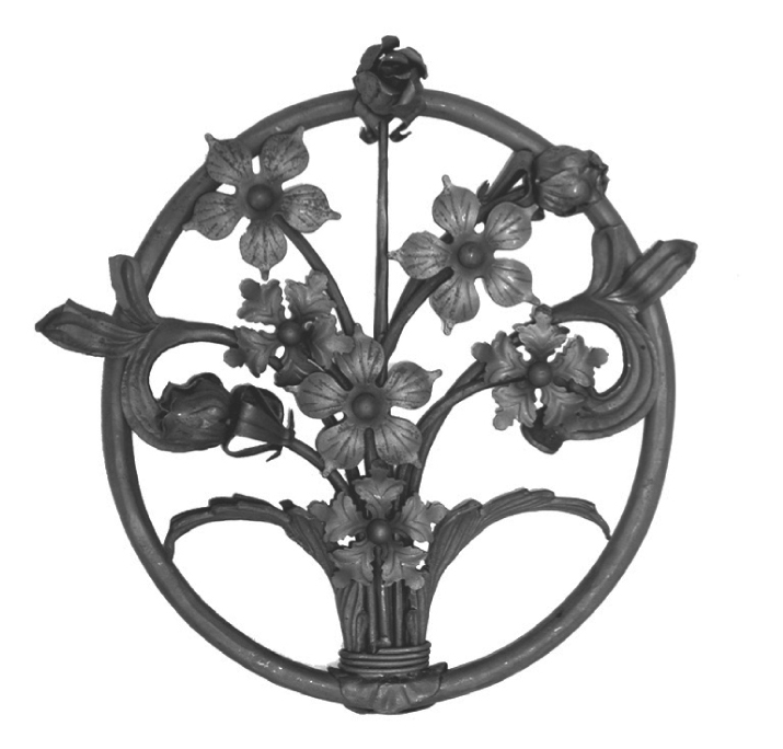 Bouquet de fleur décoratif en fer forgé. Hauteur de 410mm et largeur de 370mm. Composé de 9 fleurs et plusieurs feuilles, le tout dans un cercle. Finition martelée.