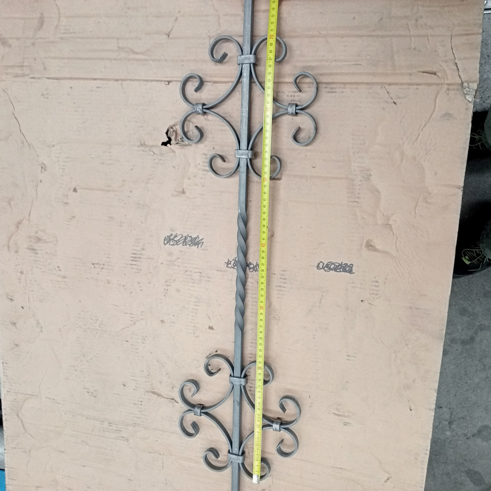 Barreau à souder en fer forgé. Section carré de 12mm. 950mm de hauteur et 220mm de largeur. En acier lisse. Composé d’un motif avec 6 volutes en forme de C et de S au centre. Les volutes sont en plat de 12x6mm. Fixation par soudure. Utilisation en intérieur ou en extérieur pour toutes sortes de fabrication en fer forgé comme un garde corps, un portail, une rampe d'escalier, une grille de défense, par exemple... Fourni brut, à peindre ou à vernir pour le protéger contre la corrosion.