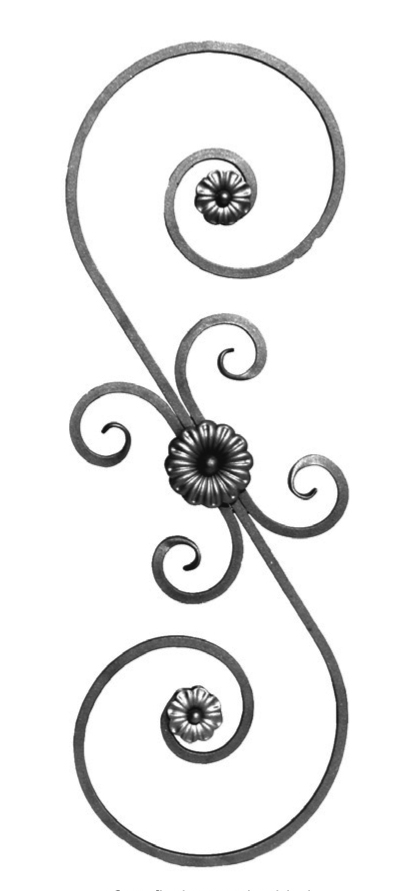 Panneau décoratif composé d'une grande volute en S et 2 petites volutes en C, avec détail de fleur (rosaces présentes des 2 côtés), en fer forgé lisse. Hauteur 900mm et Largeur 350mm avec profilé en carré de 12mm. Ce panneau décoratif peut être présenté à l'horizontale ou à la verticale, son utilisation est multiple: balcon, terrasse, fenêtre, balustrade... Fixation par soudure. Fourni brute, à peindre ou à vernir pour le protéger de la corrosion. Utilisation intérieure ou extérieure.