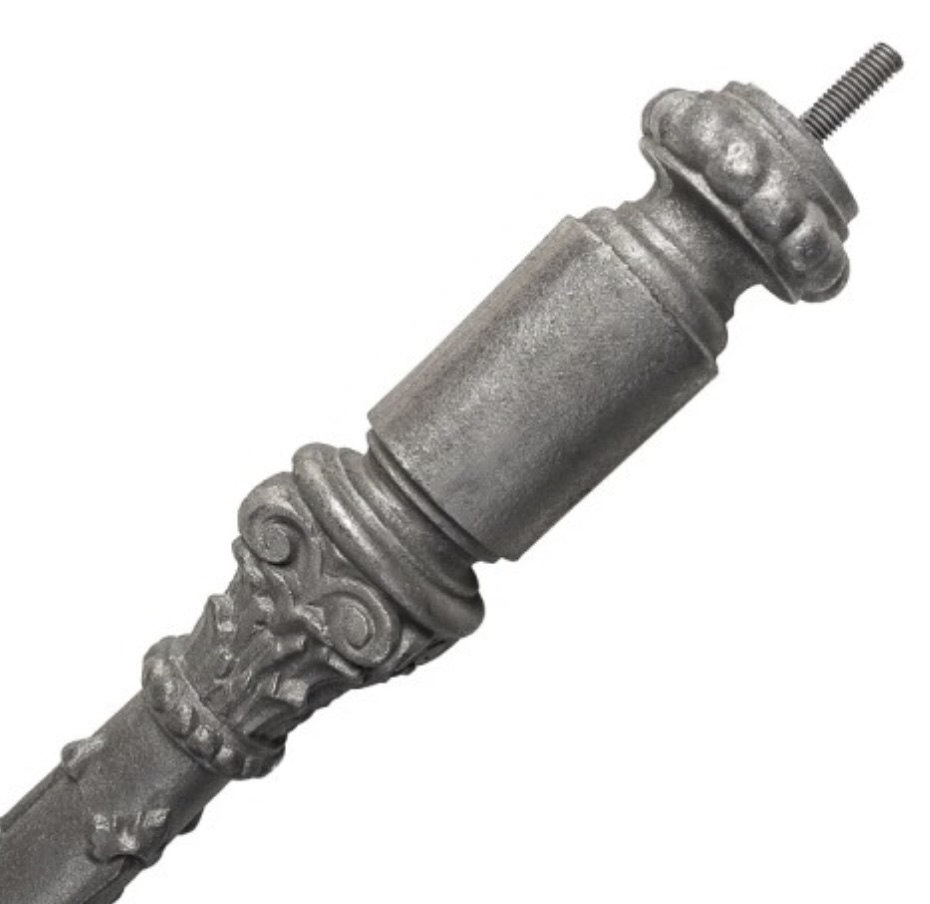 Poteau ou départ de rampe avec détails sur toute la hauteur, en fonte. Hauteur 1150mm base rond creux diamètre Ø60mm. Fixation par scellement, avec en haut tige fileté en M10 pour y souder ou visser une pomme de pin. Fourni brut, à peindre ou à vernir pour protéger de la corrosion. Au delà de son rôle sécuritaire, il peut être un élément décoratif dans plusieurs réalisations en fer forgé tel que du mobiliers, divers objets décoratifs, des grilles de défense, des rampes d'escaliers, des kiosques, des gardes corps.