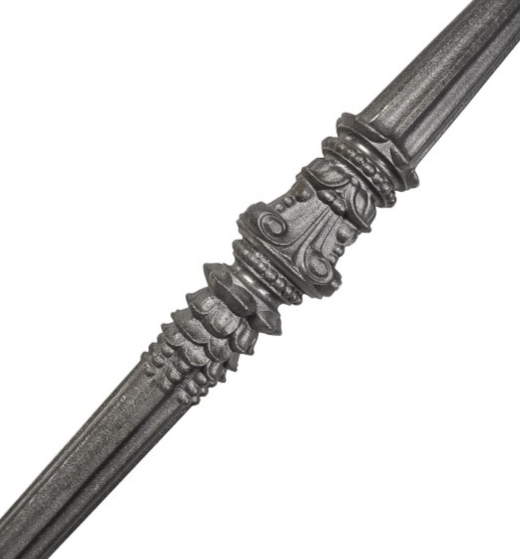 Poteau ou départ de rampe avec détails sur toute la hauteur, en fonte. Hauteur 1150mm base rond creux diamètre Ø60mm. Fixation par scellement, avec en haut tige fileté en M10 pour y souder ou visser une pomme de pin. Fourni brut, à peindre ou à vernir pour protéger de la corrosion. Au delà de son rôle sécuritaire, il peut être un élément décoratif dans plusieurs réalisations en fer forgé tel que du mobiliers, divers objets décoratifs, des grilles de défense, des rampes d'escaliers, des kiosques, des gardes corps.