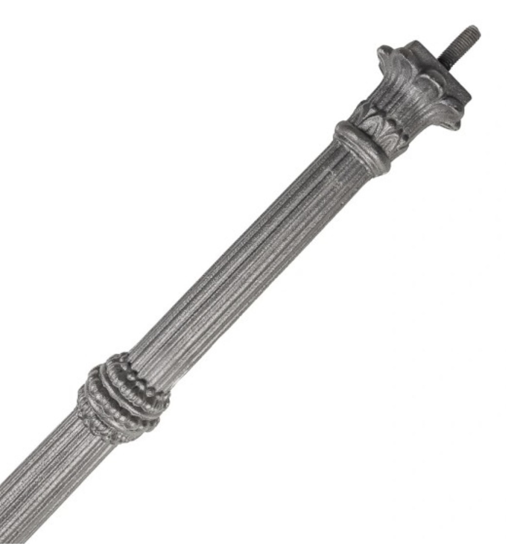 Poteau ou départ de rampe avec détails sur toute la hauteur, en fonte. Hauteur totale 1150mm, hauteur du scellement 100mm, base rond creux diamètre Ø75mm. Fixation par scellement, avec en haut tige fileté en M10 pour y souder ou visser une pomme de pin. Fourni brut, à peindre ou à vernir pour protéger de la corrosion. Au delà de son rôle sécuritaire, il peut être un élément décoratif dans plusieurs réalisations en fer forgé tel que du mobiliers, divers objets décoratifs, des grilles de défense, des rampes d'escaliers, des kiosques, des gardes corps.