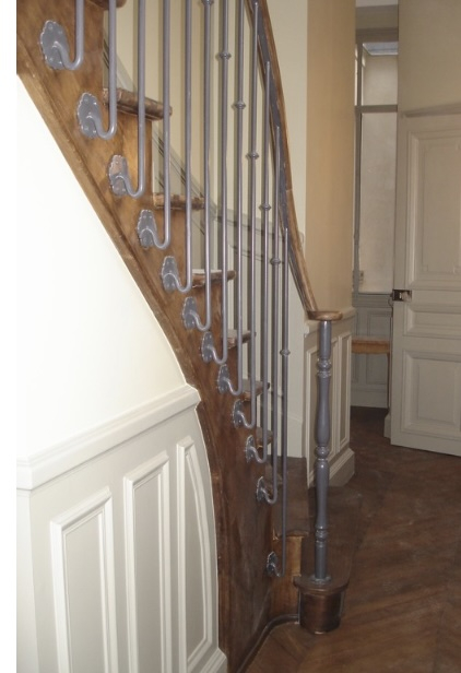 Poteau ou départ de rampe avec détails sur toute la hauteur, en fonte. Hauteur 1200mm base rond creux diamètre Ø40mm. Fixation par scellement. Fourni brut, à peindre ou à vernir pour protéger de la corrosion. Au delà de son rôle sécuritaire, il peut être un élément décoratif dans plusieurs réalisations en fer forgé tel que du mobiliers, divers objets décoratifs, des grilles de défense, des rampes d'escaliers, des kiosques, des gardes corps.