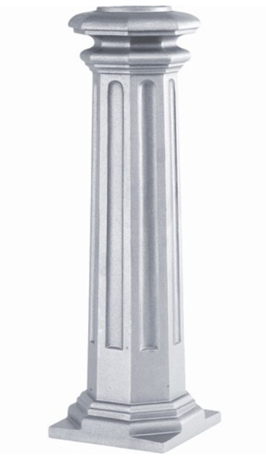 Décoration basse pour colonne alu sur socle, base en forme tradition royale, en aluminium. Hauteur 655mm, base carré de largeur 200mm, pour tube Ø80mm. Reçoit aussi bien un tube cannelé qu'un tube lisse, c'est l'un élément nécessaires à l'assemblage d'un poteau modulaire. Permet une finition élégante. Convient pour un usage en intérieur ou en extérieur. Finition: brut. Existe en version pour tube de Ø100mm (référence 063111).