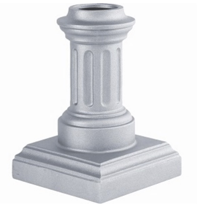 Décoration basse pour colonne alu sur socle, base en forme tradition royale, en aluminium. Hauteur 410mm, base carré de largeur 285mm, pour tube Ø100mm. Reçoit aussi bien un tube cannelé qu'un tube lisse, c'est l'un élément nécessaires à l'assemblage d'un poteau modulaire. Permet une finition élégante. Convient pour un usage en intérieur ou en extérieur. Finition: brut. Existe en version pour tube de Ø80mm (référence 06313).