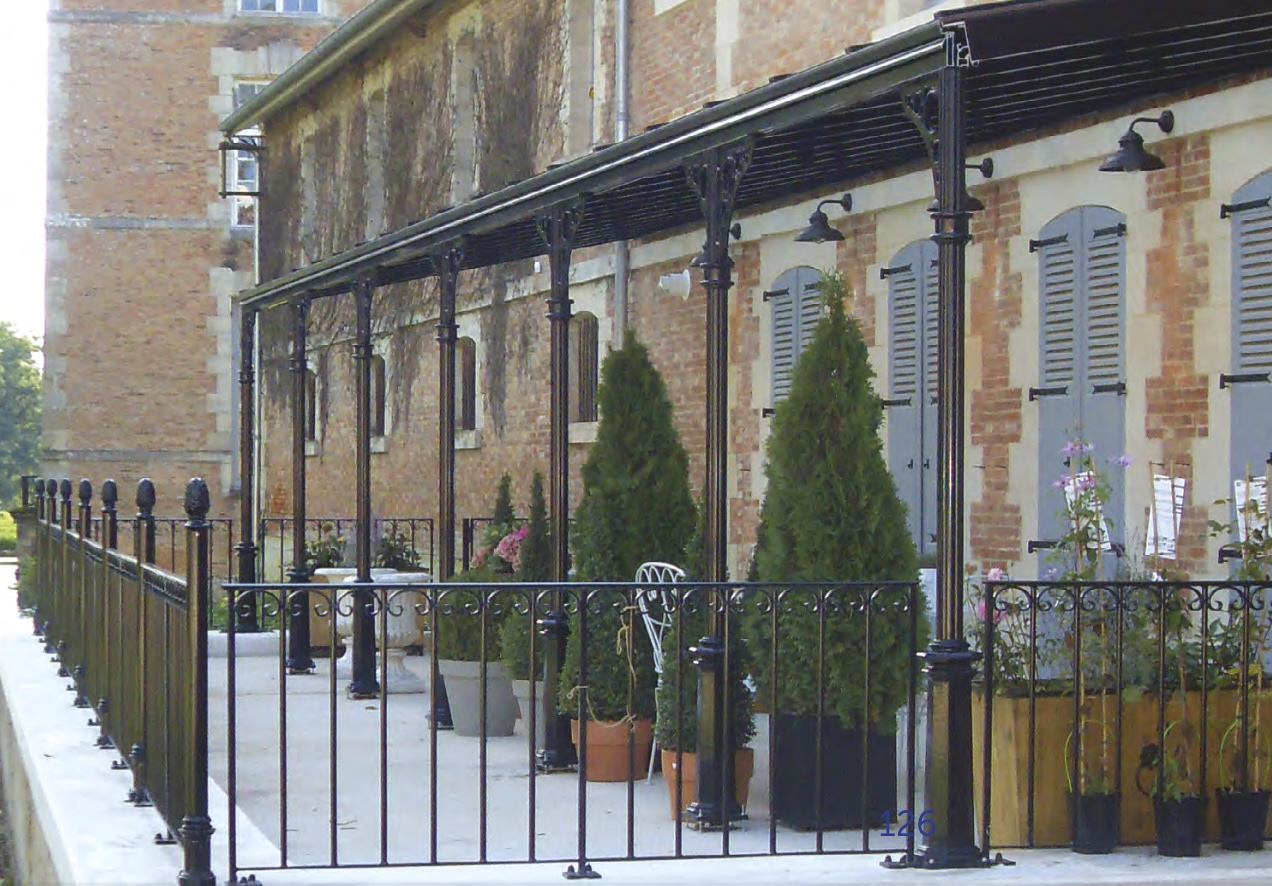 Décoration haute pour colonne alu, base en forme de trompette royale, en aluminium. Hauteur 195mm, base diamètre Ø195mm, pour tube Ø80mm, épaisseur 8mm. Reçoit aussi bien un tube cannelé qu'un tube lisse, c'est l'un élément nécessaires à l'assemblage d'un poteau modulaire. Permet une finition élégante. Convient pour un usage en intérieur ou en extérieur. Finition: brut.