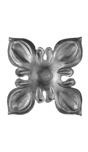 Décor de style fleur d'une hauteur de 110mm et d'une largeur de 110mm. Epaisseur de 3mm. En fer forgé.