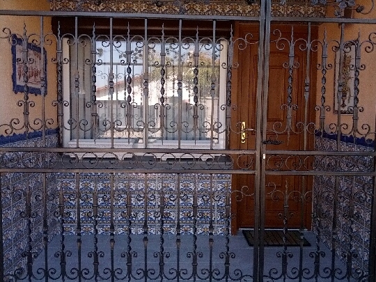 motif aplati. Composé d’un motif avec 8 volutes en forme de C au centre. Fixation par soudure. Utilisation en intérieur ou en extérieur pour toutes sortes de fabrication en fer forgé comme un garde corps, un portail, une rampe d'escalier, une grille de défense, par exemple... Fourni brut, à peindre ou à vernir pour le protéger contre la corrosion.