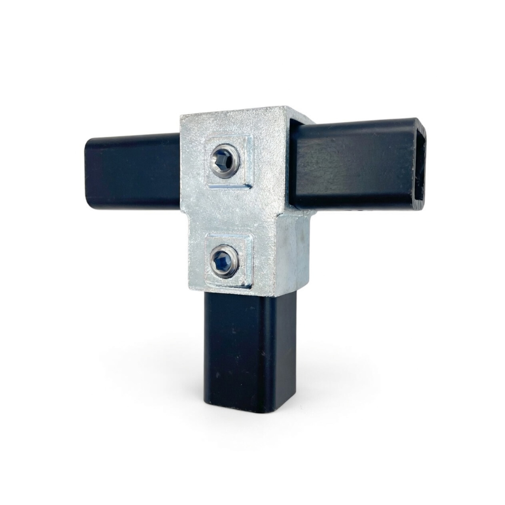 Découvrez notre connecteur en T robuste et professionnel, spécialement conçu pour assembler rapidement et solidement des tubes carrés en acier de 25 x 25 mm. Fabriqué en fonte galvanisée à chaud de haute qualité, ce connecteur offre une excellente résistance à la corrosion et une durabilité exceptionnelle, idéale pour une utilisation en intérieur comme en extérieur. Caractéristiques principales :  Compatible avec tubes carrés 25x25 mm Forme un raccord en T parfait. Dimensions du connecteur : 62 mm de large × 40 mm de haut Finition galvanisée anti-corrosion 2 vis à tête creuse (hexagonale) incluses pour une fixation sécurisée Montage simple et rapide sans soudure Construction massive et rigide  Utilisations courantes :  Structures métalliques Portails et clôtures Échafaudages légers Mobilier industriel ou DIY Abris, pergolas et carports Aménagements de garage ou atelier  Ce connecteur en T est la solution idéale pour tous vos projets de construction modulaire en tubes carrés. Sa finition galvanisée lui permet de résister aux intempéries, tandis que les vis à tête creuse assurent un serrage puissant et discret. Conseil de montage : Insérez les tubes dans le connecteur et serrez fermement les deux vis Allen (clé non fournie) pour une liaison parfaitement rigide.