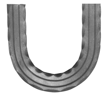 Angle pré-formé en fer forgé à souder. Pour un virage à 180°. Vide intérieur de 120mm. Section en plat de 40mm de large par 8mm d’épaisseur. Hauteur de 400mm et largeur de 400mm. Martelée sur les angles supérieurs droite et gauche et rainurée. Fabriquée sans gorge pour souder directement les barreaux ou panneaux en fer forgé dessous. Faire attention de bien choisir des produits avec le même style de finition et section pour un assemblage homogène.