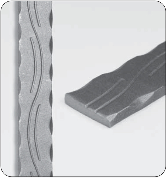 Départ ou arrivée de main courante pleine martelée avec détail de frise gravée ondulée, forme en col de cygne, en fer forgé. Hauteur 650mm Longueur 250mm largeur 40mm et épaisseur 8mm. Element de finition idéal pour votre rampe d'escalier ou votre garde corps, par exemple, avec une utilisation aussi bien en intérieur qu'en extérieur. Fixation pour soudure. Fournie brut, à peindre ou à vernir avec un produit adapté contre la corrosion. Compatible avec la main courante de référence 12045.