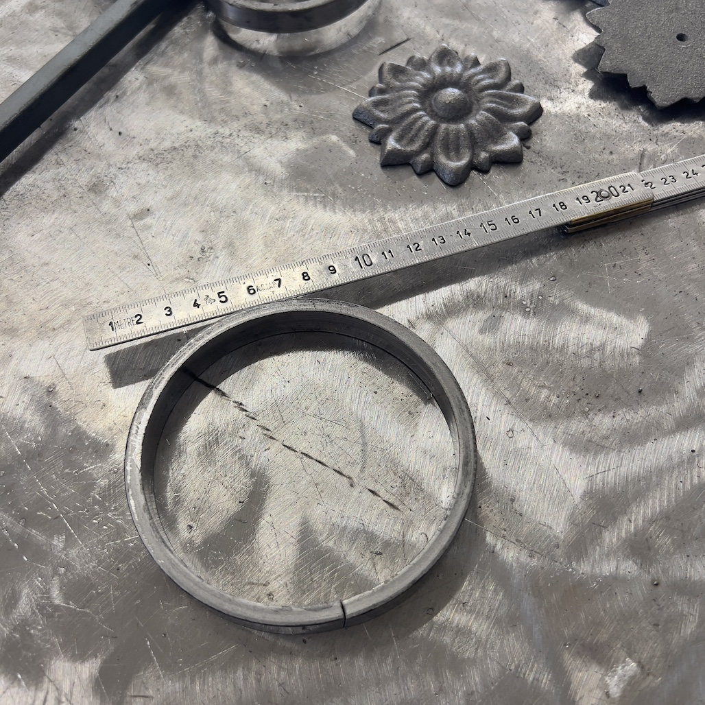 Cercle décoratif, en fer forgé. Diamètre 110mm profilé en fer plat de 14x6mm. Fixation par soudure. Permet de décorer avec un style art moderne votre fabrication en fer forgé, portail, clôture, pergola, mais également permet de renforcer la sécurité, en diminuant le vide entre barreau, ou d'augmenter le soutien. Fourni brut, à peindre ou à vernir pour protéger contre la corrosion.