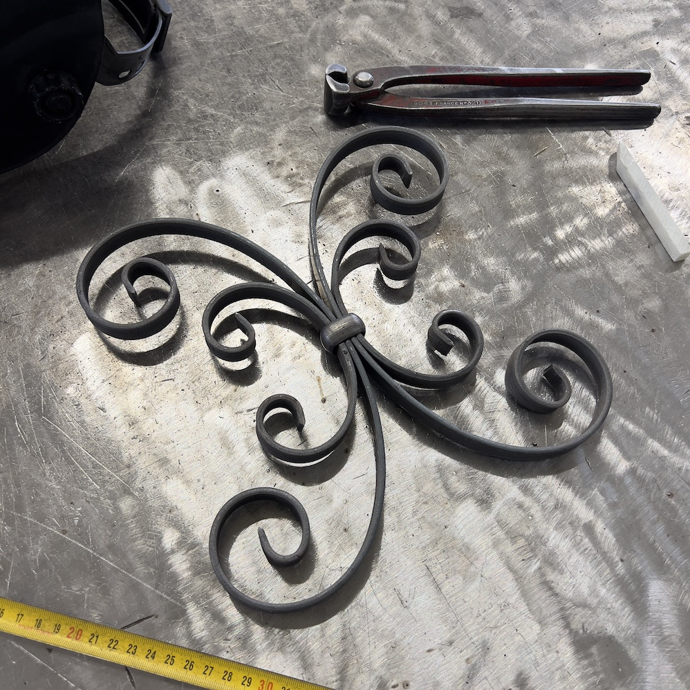 Volutes en C finition coupe droite, composition de 4 volutes en forme de papillon, en fer forgé. Hauteur 250mm Largeur 250mm section en fer plat de  16x4mm. Fixation par soudure. Permet de décorer votre fabrication en fer forgé, portail, clôture, pergola, mais également permet de renforcer la sécurité, en diminuant le vide entre barreau, ou d'augmenter le soutien. Fourni brut, à peindre ou à vernir pour protéger contre la corrosion. Peut être présentée à l'horizontal ou à la vertical.