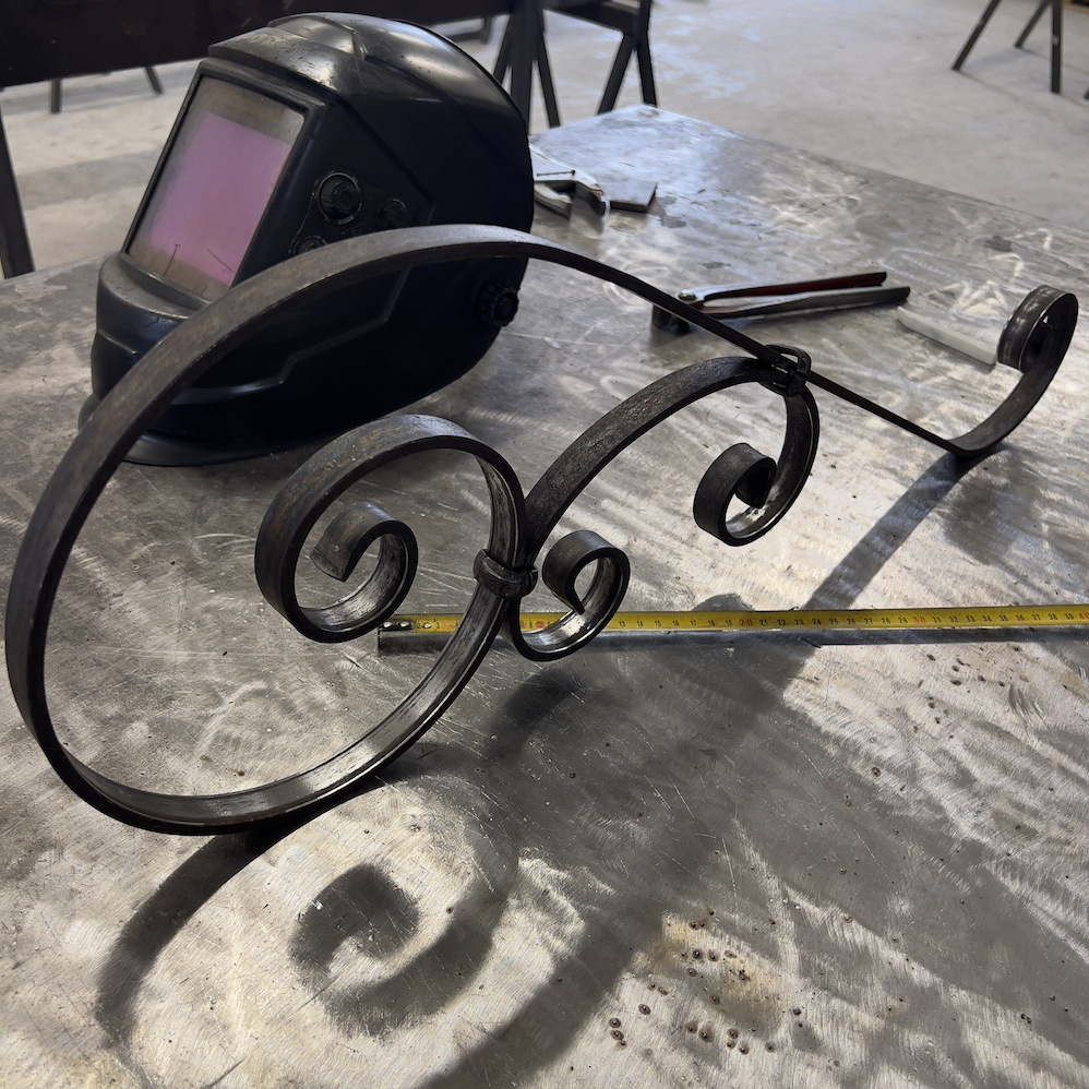 Longue volute en S finition coupe droite, avec petite volute en C, en fer forgé. Hauteur 730mm largeur 250mm profilé en fer plat de 20x6mm. Fixation par soudure. Permet de décorer votre fabrication en fer forgé, dessus de portail, clôture, pergola, mais également permet de renforcer la sécurité, en diminuant le vide entre barreau, ou d'augmenter le soutien. Présentation à l'horizontale ou à la verticale. Fourni brut, à peindre ou à vernir pour protéger contre la corrosion.