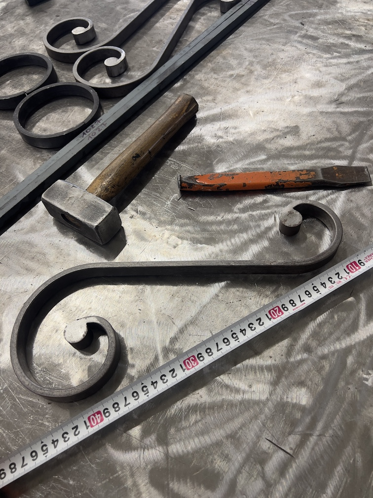 Volute inégale en S finition à noyau, en fer forgé grenaillé. Hauteur 380mm largeur 135mm profilé en fer plat de 20x8mm. Fixation par soudure. Permet de décorer votre fabrication en fer forgé, portail, clôture, pergola, mais également permet de renforcer la sécurité, en diminuant le vide entre barreau, ou d'augmenter le soutien. Fourni brut, à peindre ou à vernir pour protéger contre la corrosion.