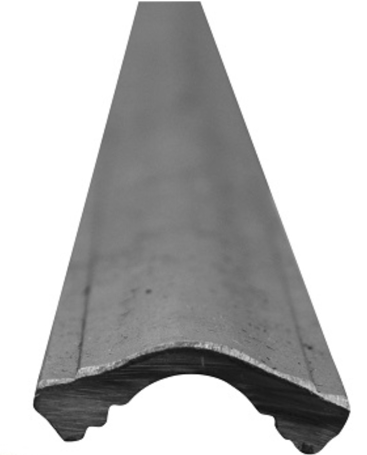 Main courante creuse laminée à double rainure en fer forgé. Longueur de 3000mm largeur 45mm et épaisseur 10mm, gorge creuse de 25mm. Idéal pour la fabrication de garde-corps ou de rampes d'escaliers, pour une utilisation en intérieur comme en extérieur. Fixation par soudure. Fournie brute, à peindre ou à vernir avec un produit adapté pour protéger contre la corrosion. Pour garantir sa stabilité des supports doivent être placés tous les 80 à 100cm