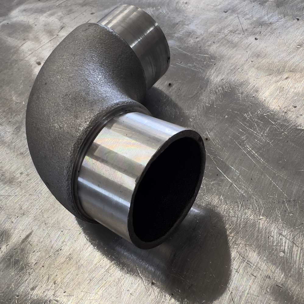 Coude d'angle pré-formé en acier à coller. Pour la création d'un virage à 90° sans besoin de cintrer son tube. Section pour tube de 42,4mm d’épaisseur 2mm. Hauteur totale de 100mm hauteur du manchon 30mm. Faire attention de bien choisir des produits avec le même style de finition et section pour un assemblage homogène. Facilite la création de votre rampe. Compatible avec main courante 32127.