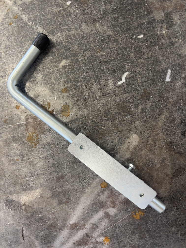Verrou en forme de pistolet, pour portail ou portillon, en acier zingué. Hauteur 400mm Diamètre Ø16mm. Fixation par vissage de la platine. Convient pour une utilisation en extérieur. Fourni brut, peut être peint ou verni. Accessoires de fixation non fournis. La plaque de fixation mesure 140mm de haut par 33mm de large et possède 2 trous diamètre 8mm.