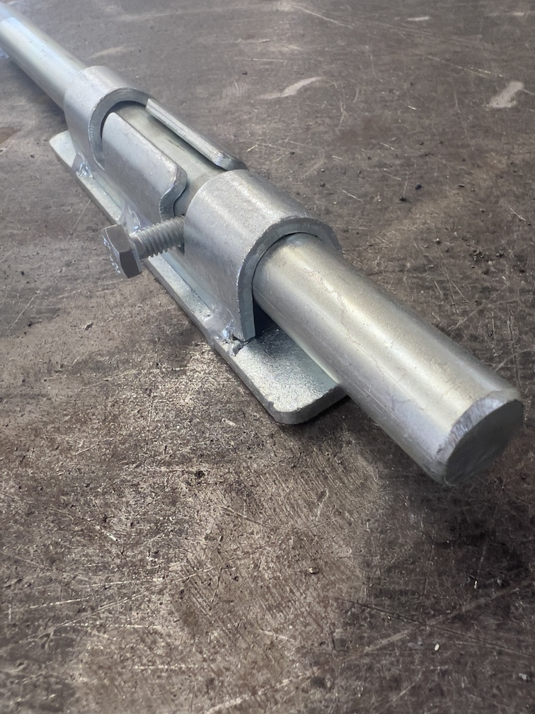 Verrou en forme de pistolet, pour portail ou portillon, en acier zingué. Hauteur 400mm Diamètre Ø16mm. Fixation par vissage de la platine. Convient pour une utilisation en extérieur. Fourni brut, peut être peint ou verni. Accessoires de fixation non fournis. La plaque de fixation mesure 140mm de haut par 33mm de large et possède 2 trous diamètre 8mm.