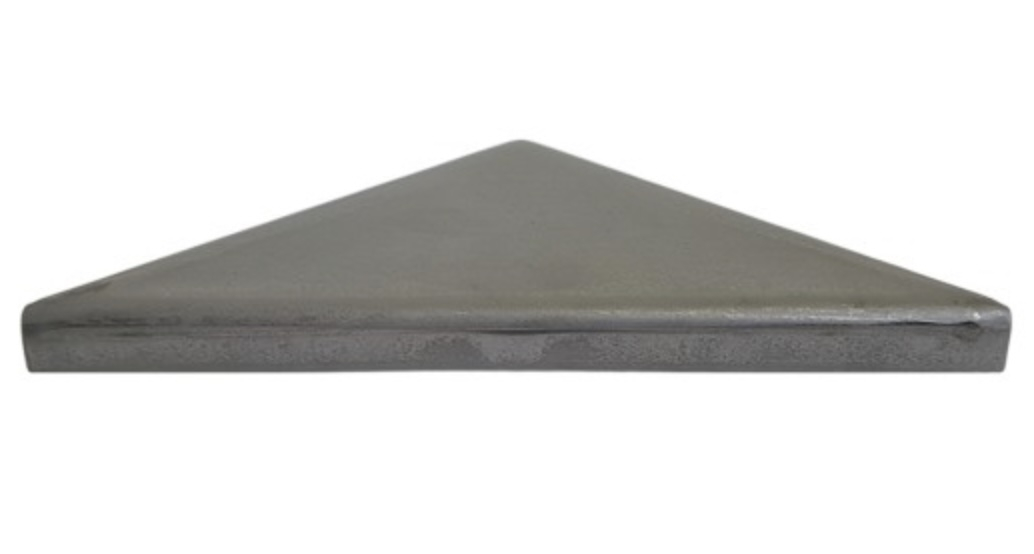 Couvre poteau et pilastre de forme chapeau carré, en acier standard de construction. Largeur et longueur 84mm Hauteur 23mm. Convient pour un tube carré de 80x80mm. Fourni brut prêt à peindre ou à vernir pour protéger contre la corrosion. Permet l'étanchéité de votre tube de portail ou poteau de clôture par exemple.