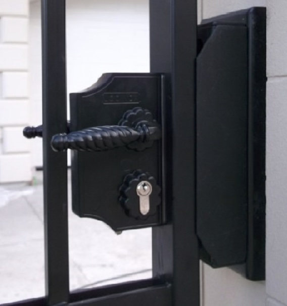 Serrure pour portails compatible avec des tubes de 40x40mm à 50x50mm. Livrée brute avec cylindre et poignée. En aluminium