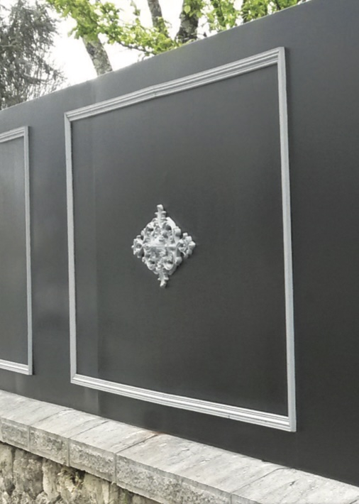 Décor de tôle avec moulure en aluminium pour ornementer la tôle de portail, verrière, porte. Longueur 1250mm largeur 35mm avec une épaisseur 12mm. Il apportera un certain cachet à votre portail et portillon. Fixation par vis auto autoforeuse ou taraudage (non fourni) . Fourni brute, à peindre ou à vernir. L'aluminium est reconnu pour sa légèreté ou sa résistance.