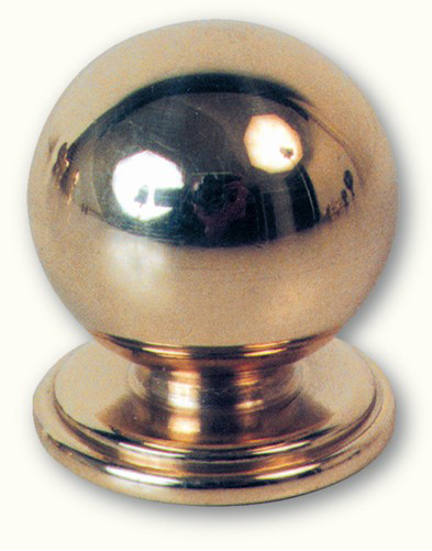 Bouton poli et verni en laiton d\'une hauteur de 25mm et 20mm de diamètre. base de 15mm 