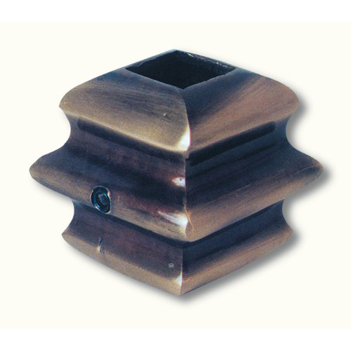 Garniture en laiton patinée cuir pour barreaux de section carré de 16mm. Hauteur de 40mm et largeur de 40mm.