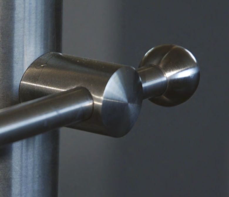 Boule de finition pour tube rond de diamètre 14mm. Diamètre extérieur 18,5mm diamètre intérieur 14mm. En inox 304. À insérer autour du tube et à coller (colle non fournie). Permet d'être utilisé en intérieur comme en extérieur et même en bord de mer. Existe en version inox 316 (ref 3030816).
