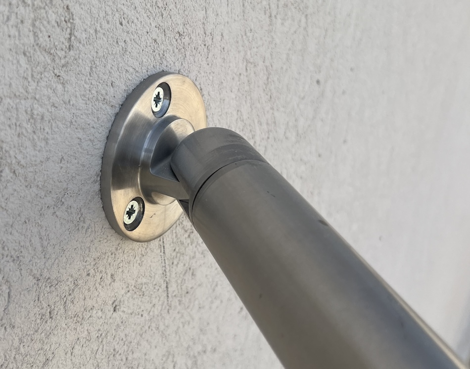 Le tube rond en inox est souvent utilisé dans les domaines de la ferronnerie, menuiserie et serrurerie, comme main courante. Ce modèle est en section ronde de 42,4mm de diamètre et de longueur 1500mm. Ce sont les dimensions extérieures du tube. Ce tube rond en inox à une épaisseur de 2mm. Il vous sera livré en inox 316 GR320 de qualité supérieur, préconisé pour un usage extérieur et intérieur. Il faut prévoir une tolérance de coupe de plus ou moins 1mm. Ce tube en inox peut être soudé, collé, percé et découpé.