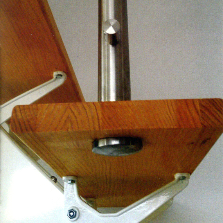 Poteau adapté à une marche d'un diamètre de 42.4mm et d'une hauteur de 970mm. Base d'un diamètre de 60mm. En inox 304 percer et tarauder M6. Il est livré avec les pièces nécessaires à son assemblage sur une marche. Tube prépercé de 5 trous taraudés M6 pour connecteurs rond plein ou câble (non fournis) avec bague taraudée ØM12 soudée à l'intérieur du tube -Collerette en pied de tube Ø60mm-Bague intérieure au tube soudée-Rondelle caoutchouc pour protéger le dessus de la marche-Rondelle de serrage pour fixer l'ensemble par le dessous de la marche